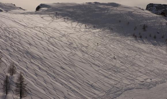 Snowboarders above La Baisse, Auron