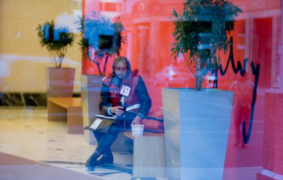 Courier enjoys a cup of tea in the Ogilvy foyer, Canary Wharf
